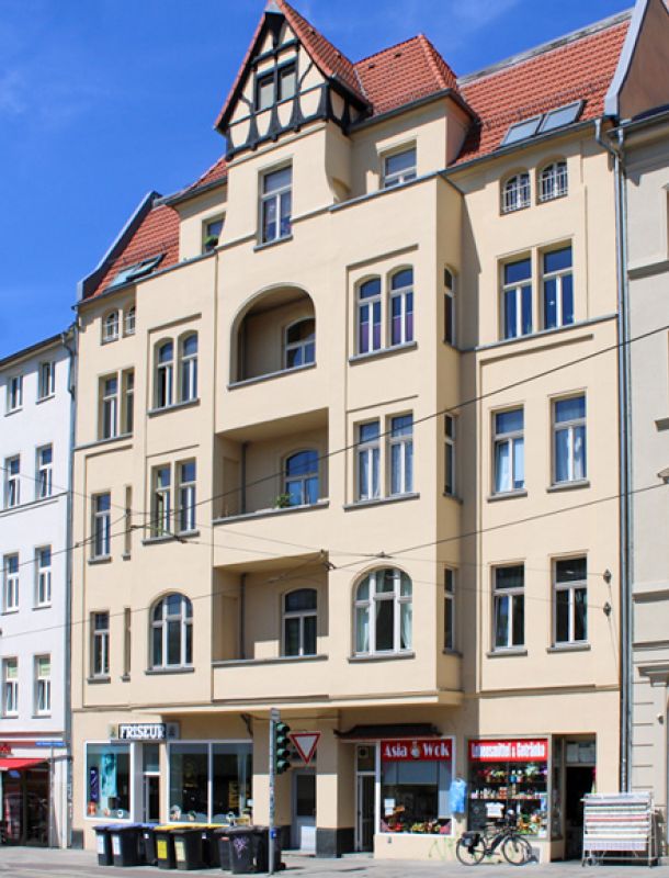 Historisches Wohn- und Geschäftshaus mit charmanten Fassadendetails in urbaner Lage mit Geschäften im Erdgeschoss.