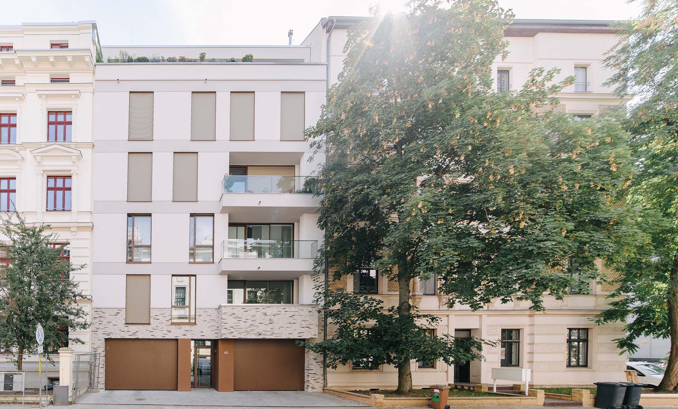 Modernes Stadthaus neben klassischen Gebäuden in Magdeburg, Hausnummer 47.