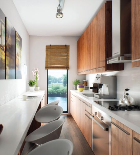 Moderne Küche mit Holzfronten, stilvollen Barhockern und Panoramafenster mit Blick ins Grüne, gemütliches Design.