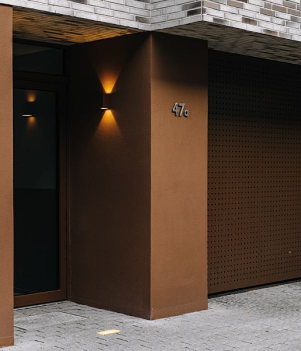 Stilvolles Wohnzimmer mit gelbem Sessel, moderner Stehlampe, abstraktem Kunstbild und minimalistischer Dekoration.