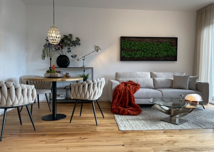 Stilvolles Wohnzimmer mit modernem Design, gemütlichem Sofa und elegantem Essbereich.