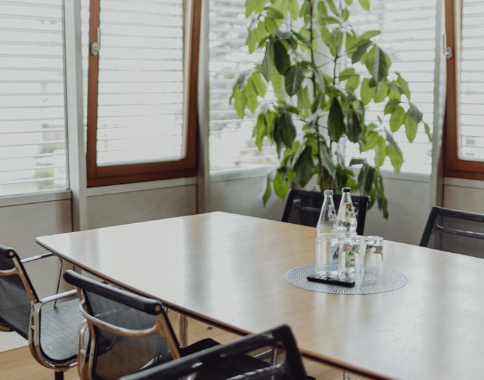 Geschäftsleute analysieren Finanzdaten und Grafiken bei einer Team-Besprechung.